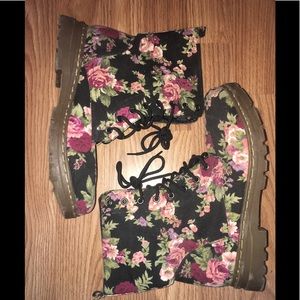 Floral combat boots FLASH SALE‼️